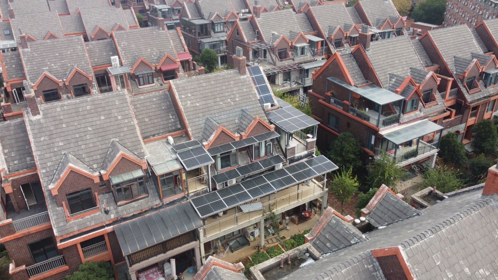 两部分：研发新型光伏一体化手艺系统等 支持城镇低碳系统